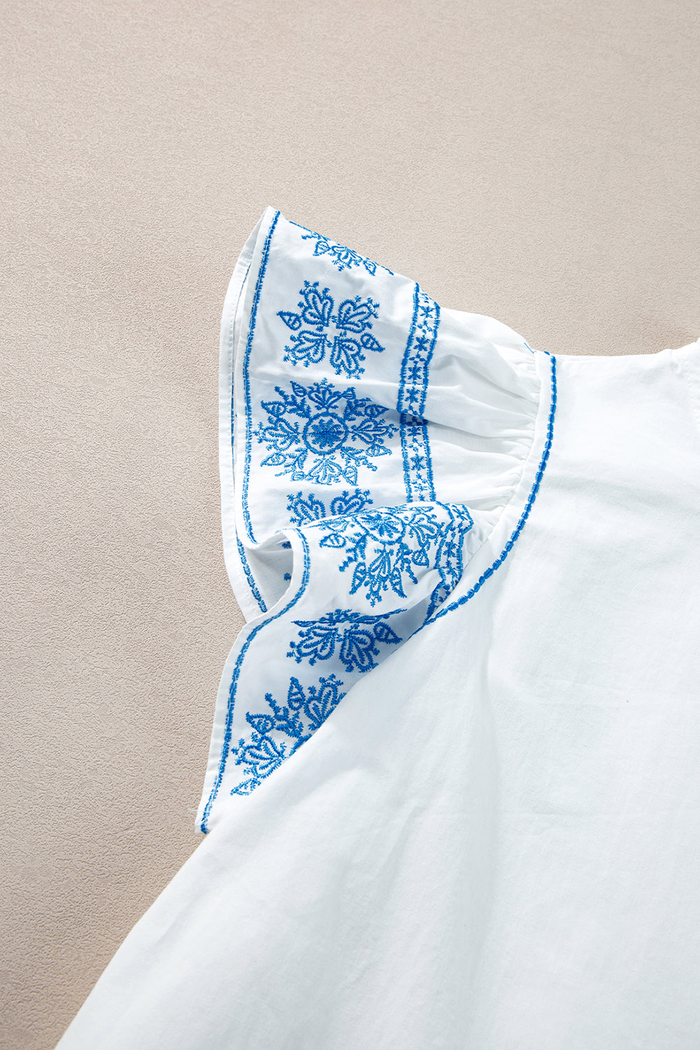 Weiße Bluse mit bestickten Rüschenärmeln und Rüschenkragen