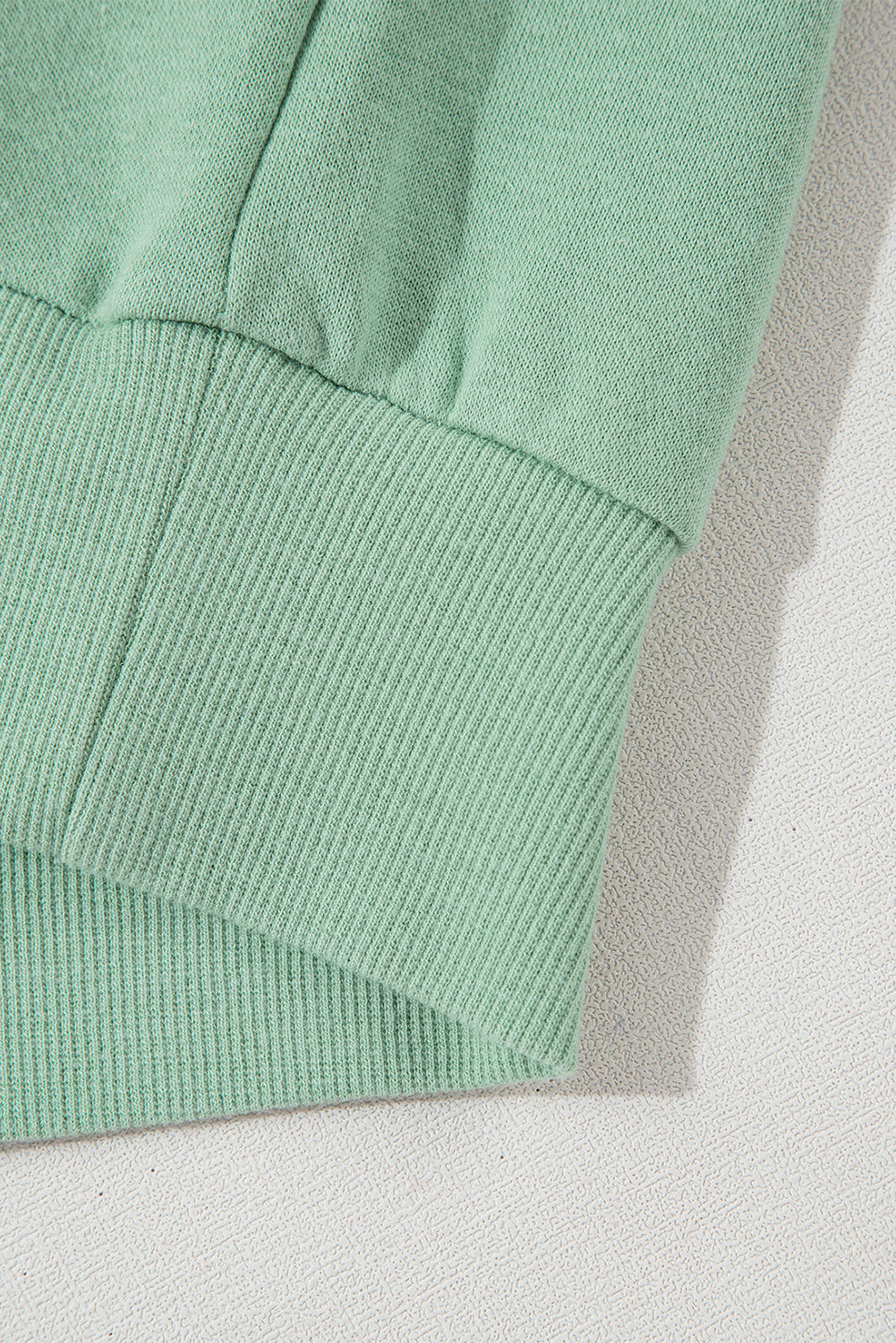 Moonlight Jade – Lockeres Sweatshirt mit Regenbogenstreifen an den Ärmeln und Rundhalsausschnitt