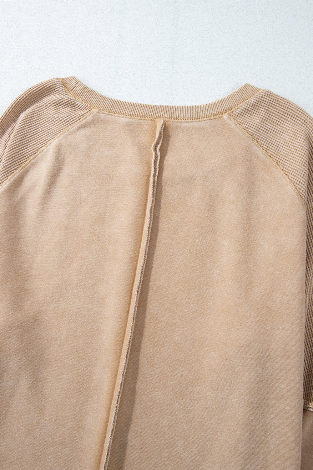 Helles, französisches Beige, einfarbiges Waffelstrick-Patchwork-Sweatshirt mit Raglanärmeln