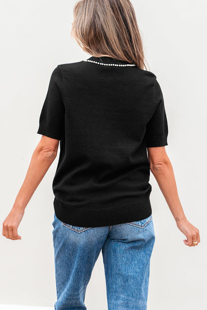 Schwarzes, kurzärmliges Strick-T-Shirt mit Perlenschleife und Halskette