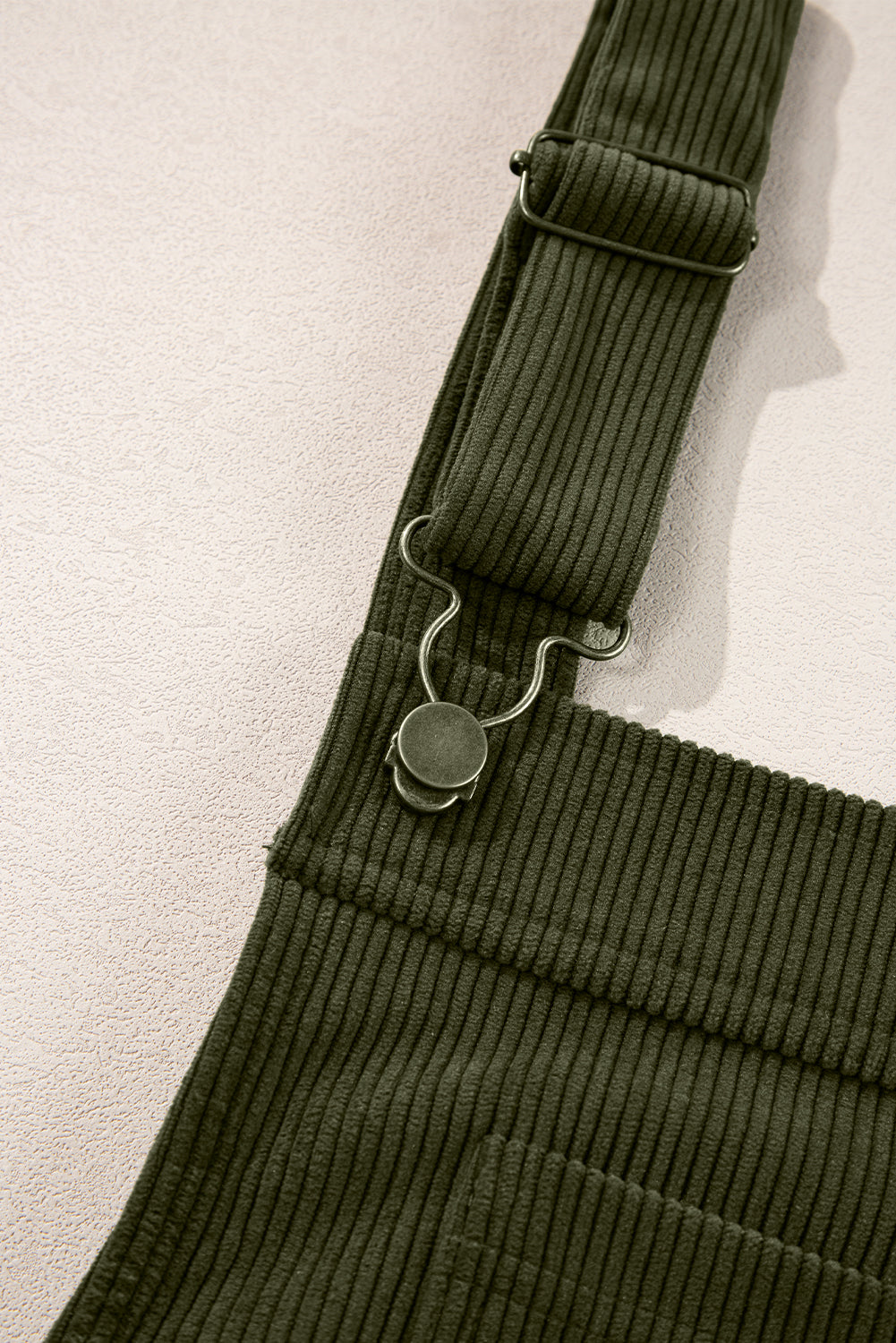 Vineyard Green – Ärmelloses Cord-Overallkleid mit einfarbigen Vordertaschen