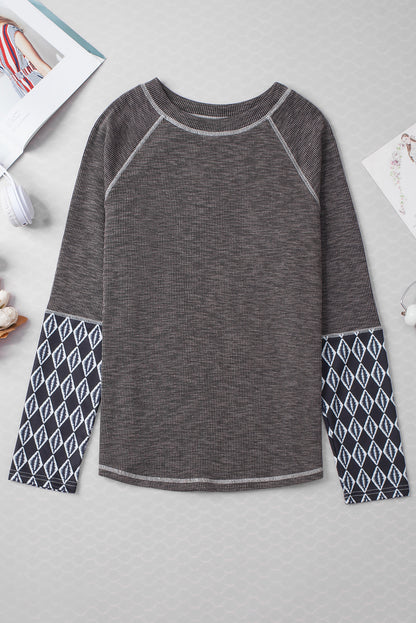 Graues, geripptes Langarm-Top mit Azteken-Patchwork