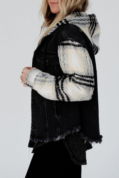 Schwarze Jeansjacke mit Kapuze und karierten Ärmeln und ausgefranstem Saum