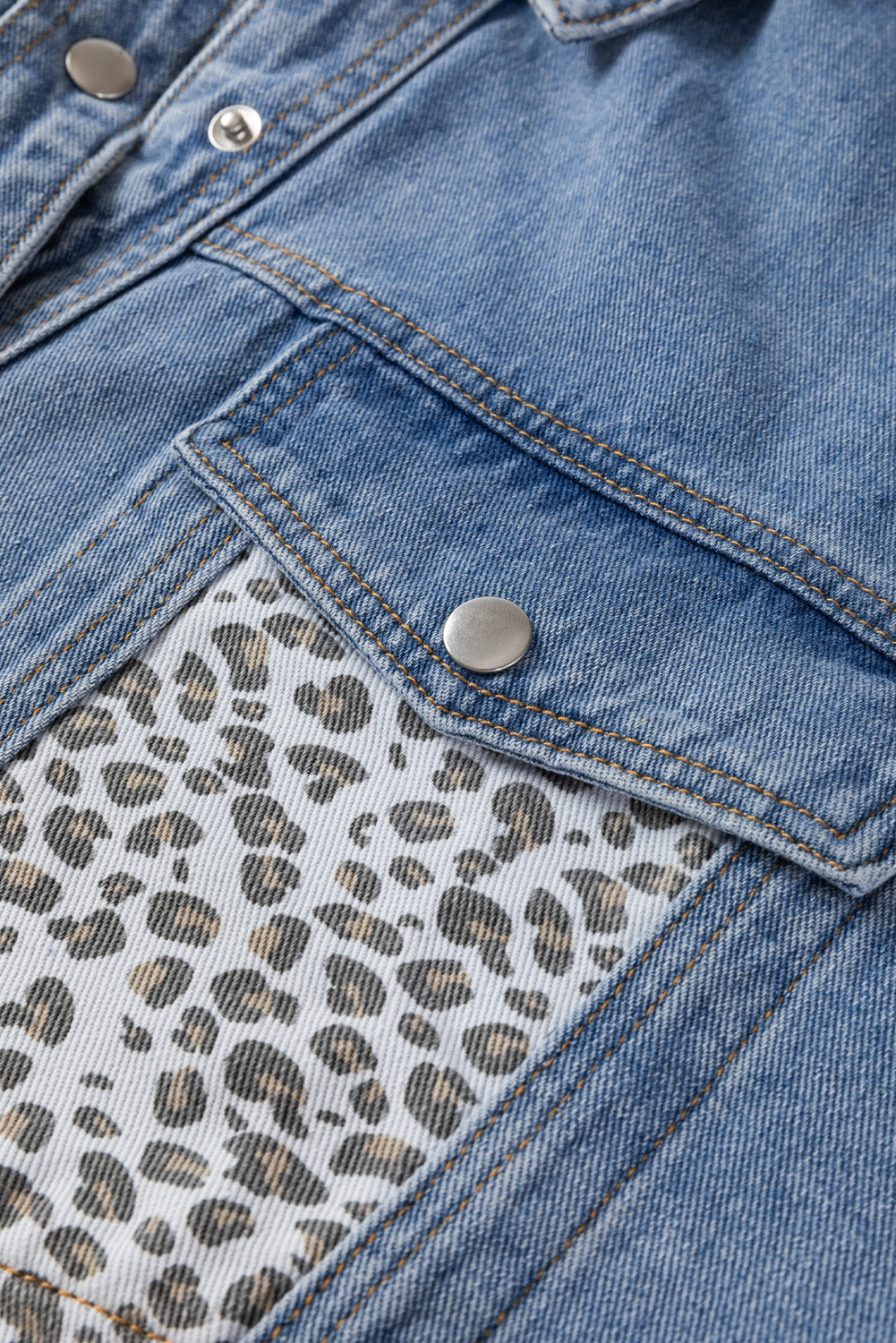 Beau Blue – Jeansjacke mit Leopardenmuster und Patchwork-Klappendetail in Übergröße