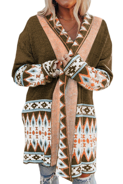 Braune Strickjacke mit offenem Vorderteil und Aztekenmuster