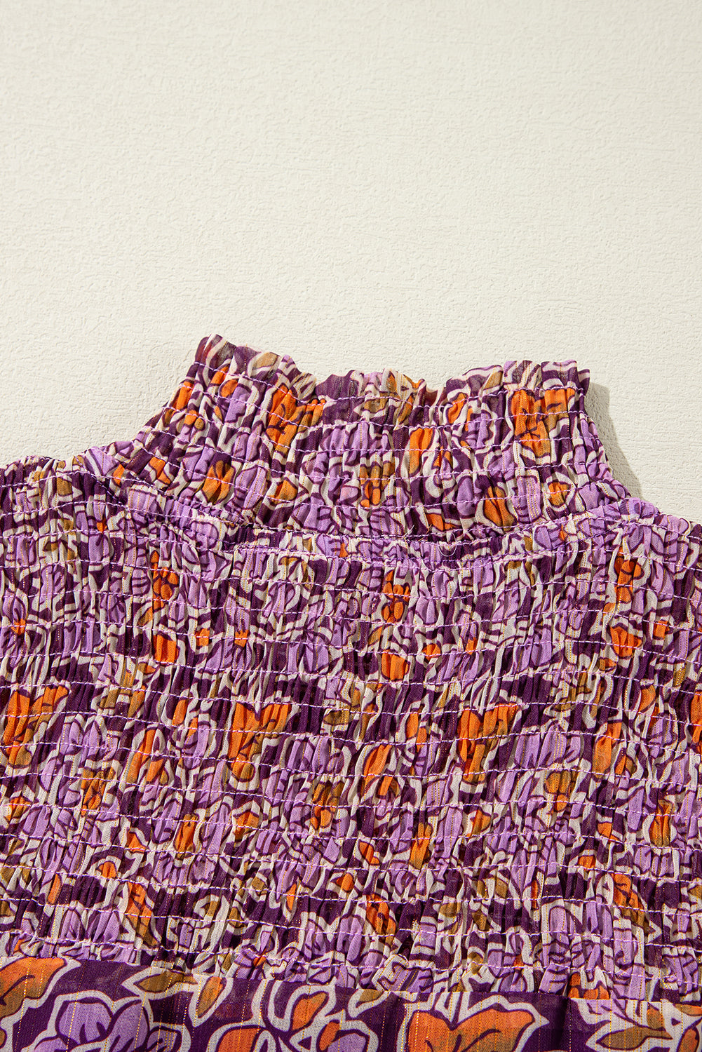 Lilafarbenes Minikleid mit Blumenmuster, gesmokten Puffärmeln und hohem Halsausschnitt