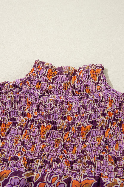 Lilafarbenes Minikleid mit Blumenmuster, gesmokten Puffärmeln und hohem Halsausschnitt