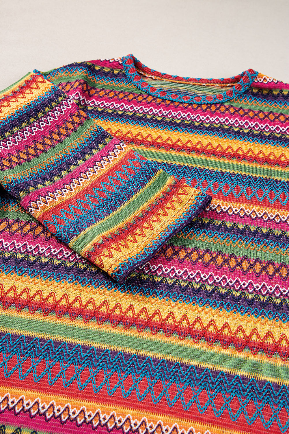 Rosarotes, mehrfarbiges, langärmliges Jacquard-T-Shirt mit geometrischem Muster