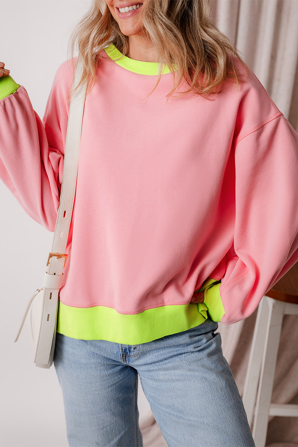 Rosa Sweatshirt mit Farbblock-Muster und Puffärmeln