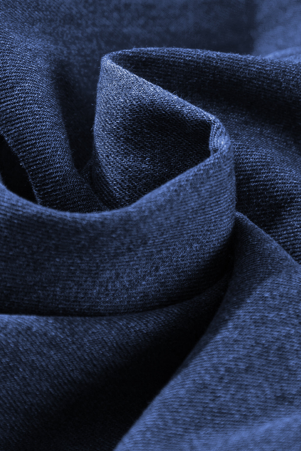 Dunkelblaue Jeansbluse mit gesmokten Rüschen und Puffärmeln sowie V-Ausschnitt