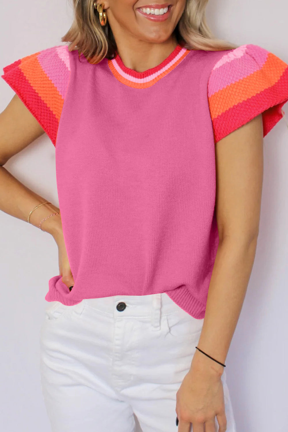 Hellrosa Strickpullover-T-Shirt mit kontrastierenden Flatterärmeln