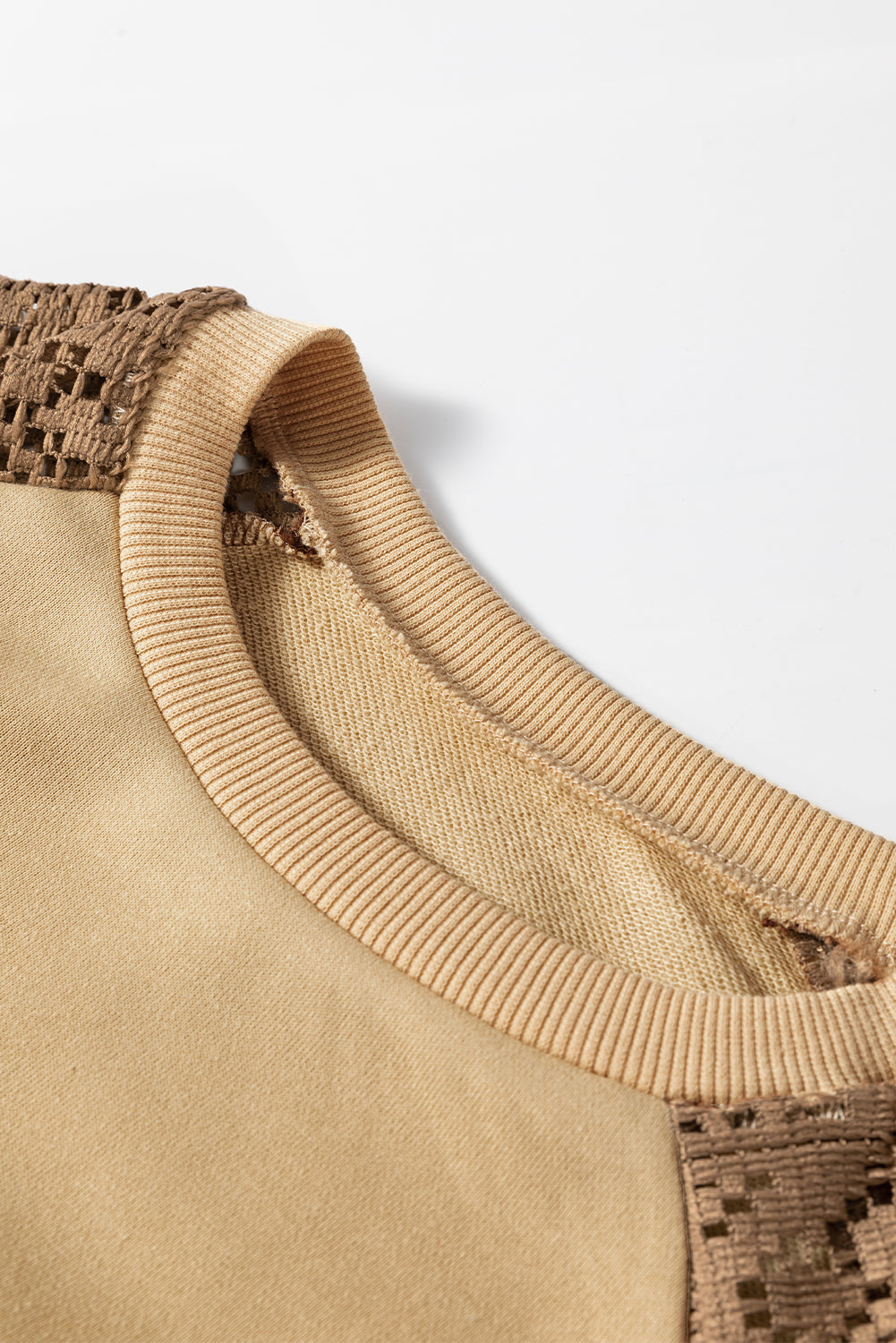 Khakifarbenes Sweatshirt mit Patchwork-Farbblock und überschnittener Schulterpartie aus Spitze