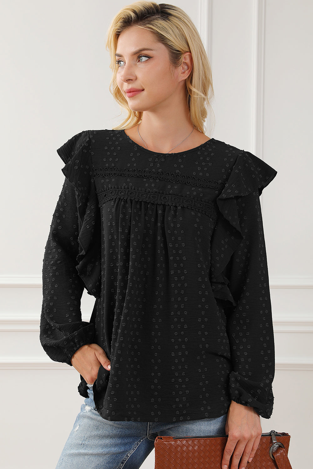Schwarze Bluse mit langen Ärmeln und Ösen an der Schulter aus Spitze und Rüschen