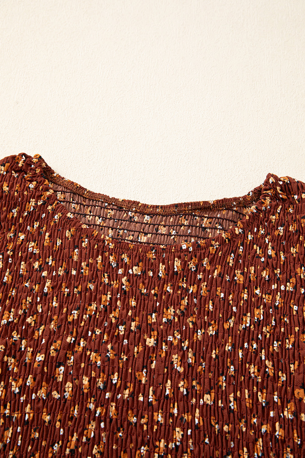 Boho-Bluse mit Blumenmuster, gesmokten Büsten und Rüschen und Schößchen