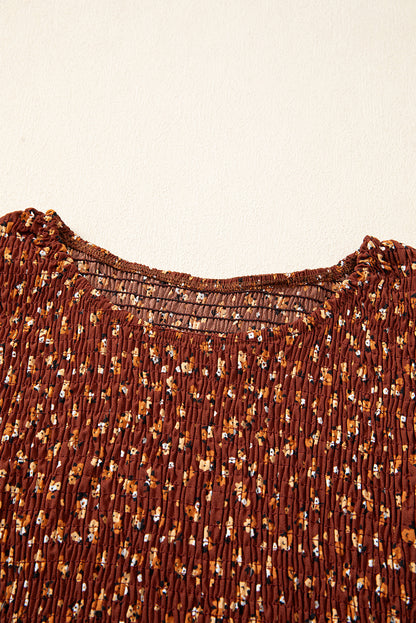 Boho-Bluse mit Blumenmuster, gesmokten Büsten und Rüschen und Schößchen