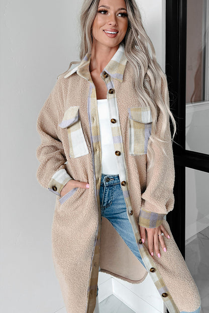 Rauchgrauer, karierter Sherpa-Langmantel mit Patchwork-Kragen und Knopfleiste