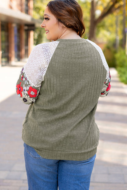 Vineyard Green – Bluse mit strukturiertem Patchwork-Blumenmuster und Raglanärmeln in Übergröße