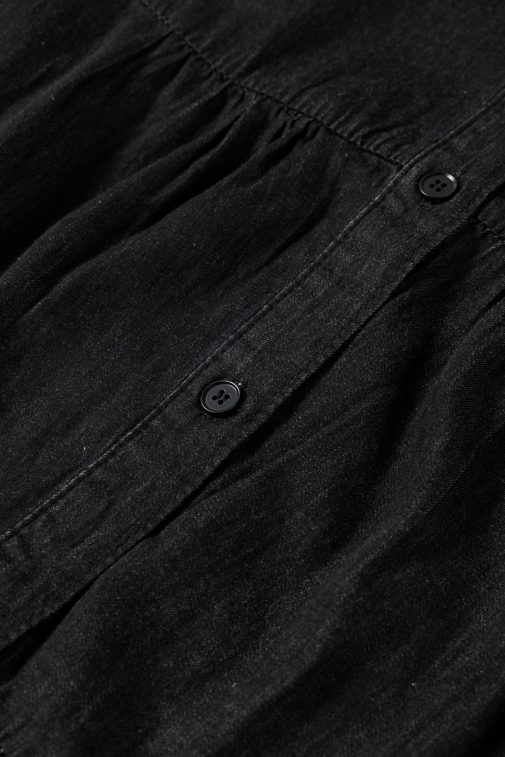 Schwarzes Chambray-Minikleid mit Rüschen, 3/4-Ärmeln, Stufen und V-Ausschnitt