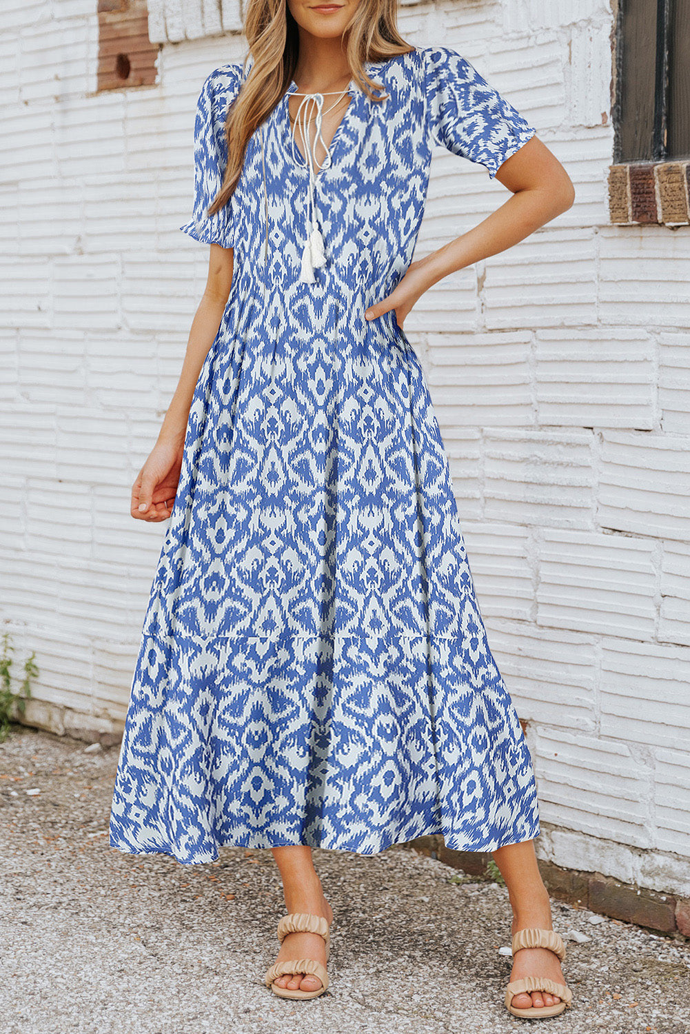 Himmelblaues lässiges Maxikleid mit geometrischem Print und V-Ausschnitt