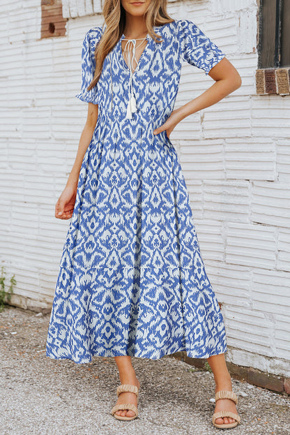 Himmelblaues lässiges Maxikleid mit geometrischem Print und V-Ausschnitt