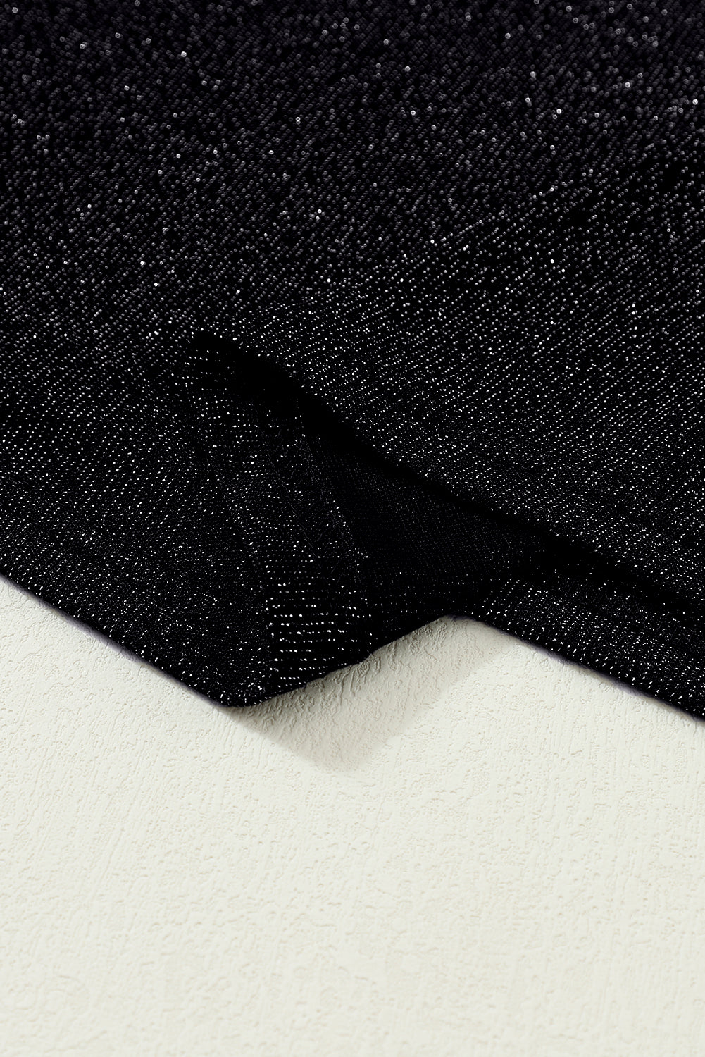 Schwarzes, glitzerndes Langarm-Top mit Rundhalsausschnitt
