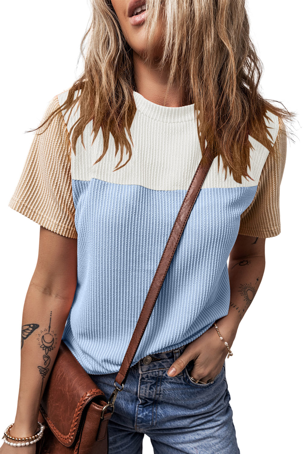Hellblaues T-Shirt mit gerippter Struktur und Colorblock-Muster
