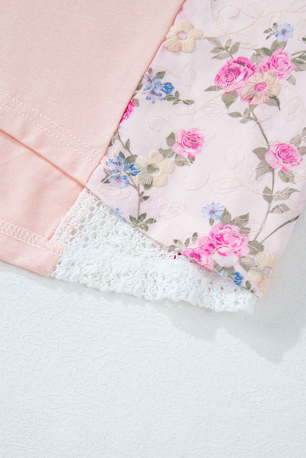 Zarte Bluse mit floraler Spitze und Häkel-Patchwork-Fledermausärmeln