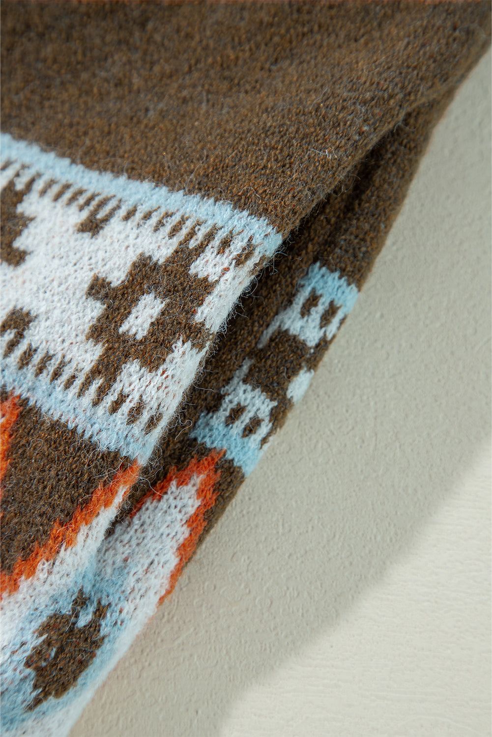 Braune Strickjacke mit offenem Vorderteil und Aztekenmuster