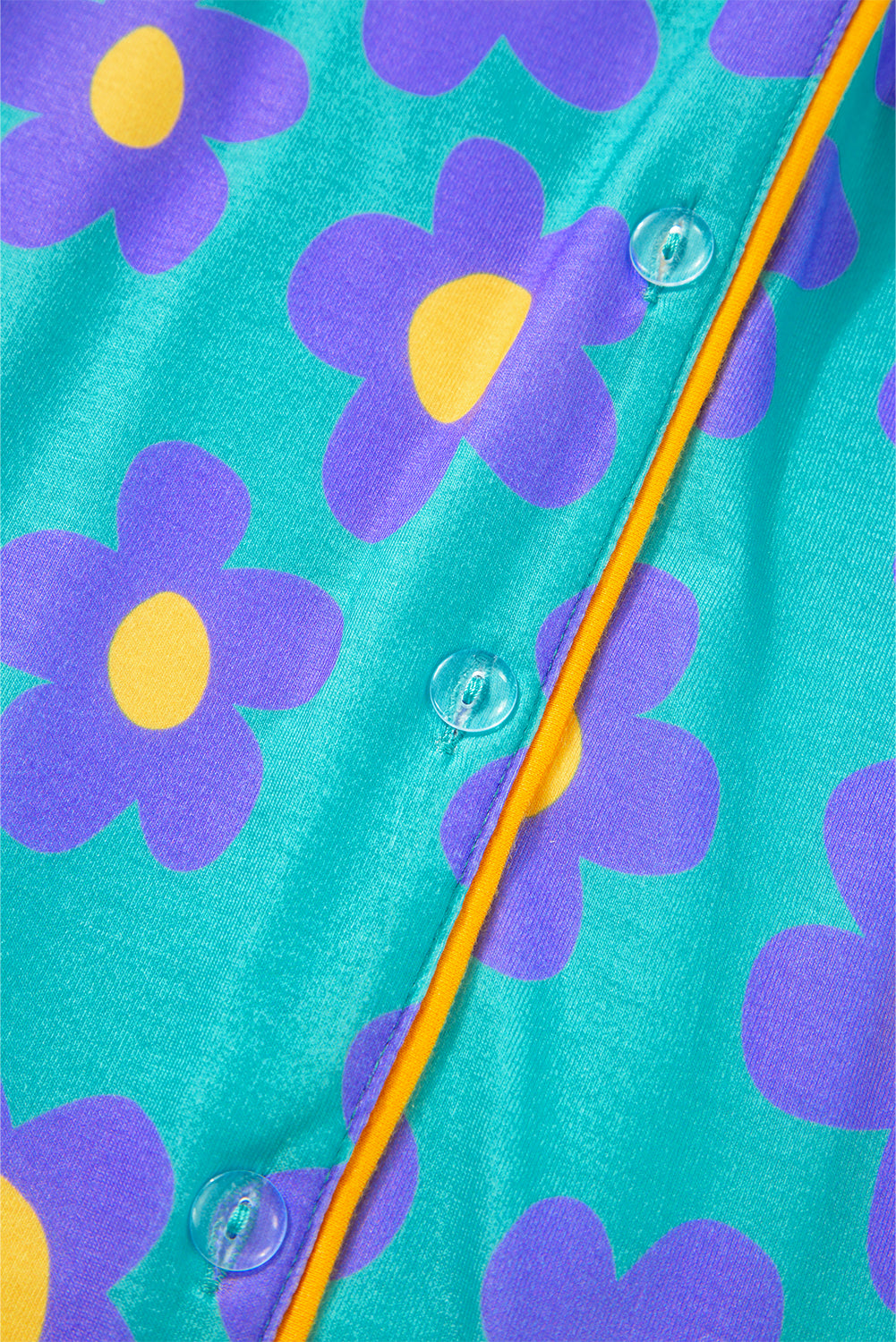 Grünes Pyjama-Set mit kurzärmligem Hemd und Blumenmuster