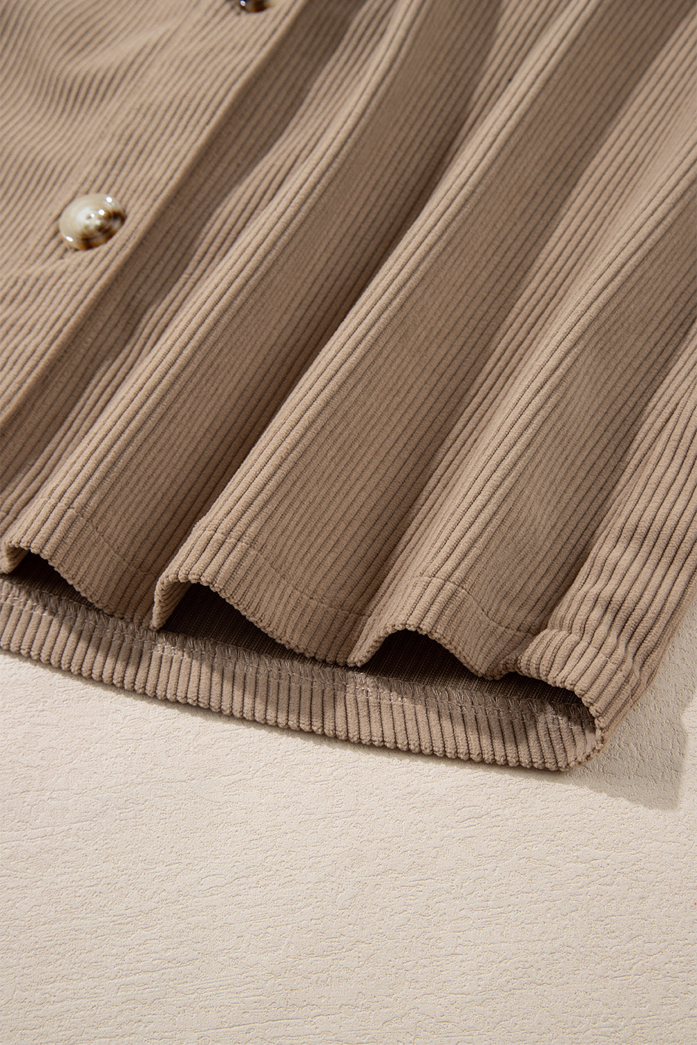 Hellkhakifarbene Cordjacke mit Kapuze, Kordelzug und Taschen