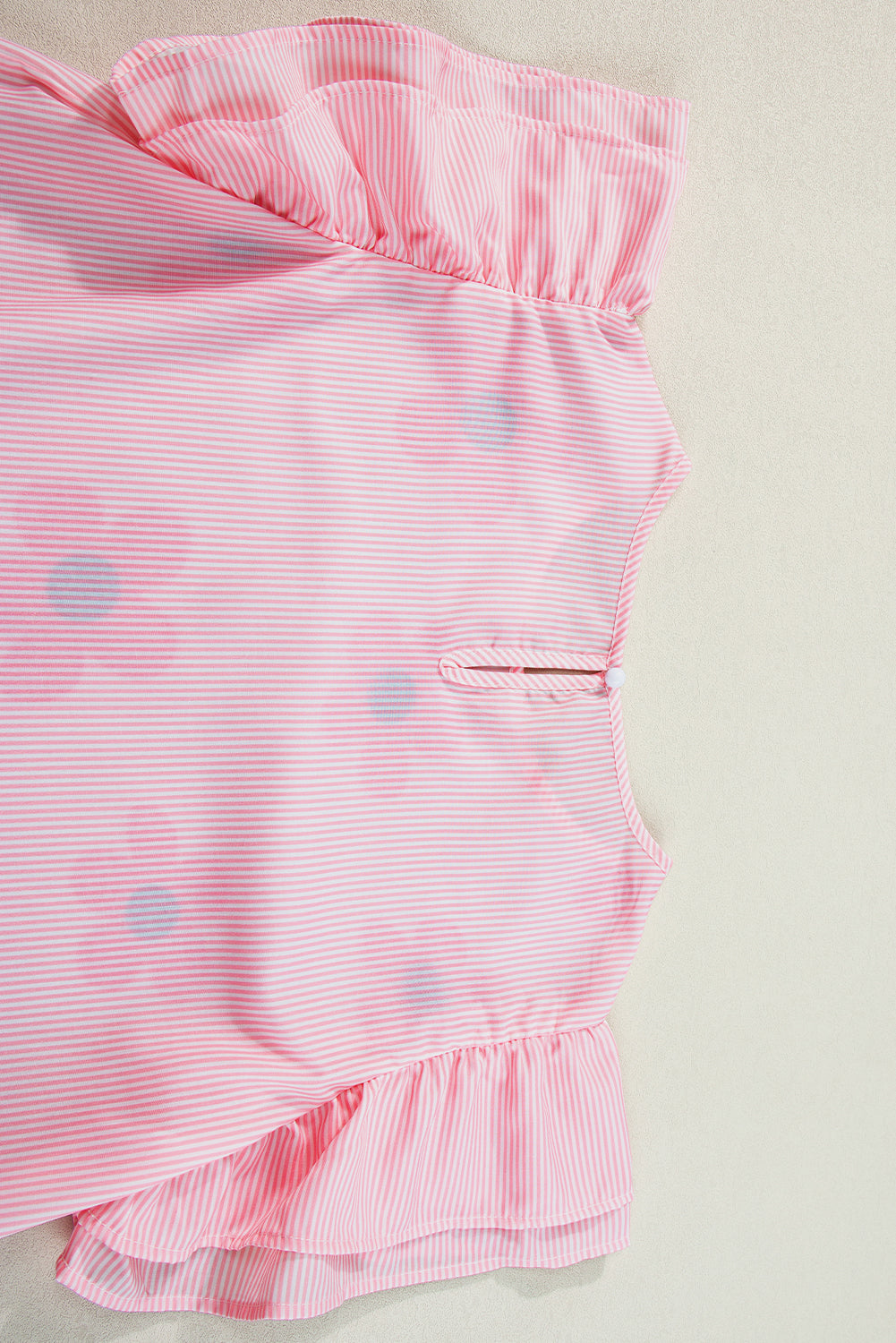 Rosa Bluse mit Nadelstreifen und Blumenmuster, Rüschen und Flatterärmeln