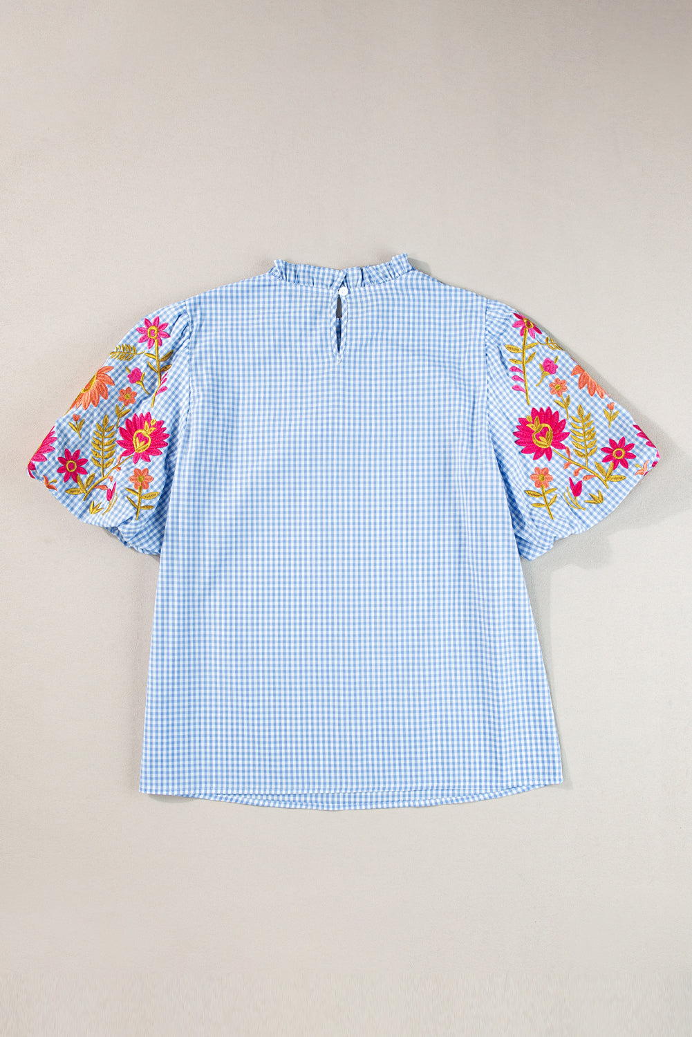 Hellblaue Bluse mit Puffärmeln und Blumenstickerei im Gingham-Stil