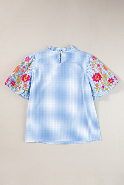 Hellblaue Bluse mit Puffärmeln und Blumenstickerei im Gingham-Stil