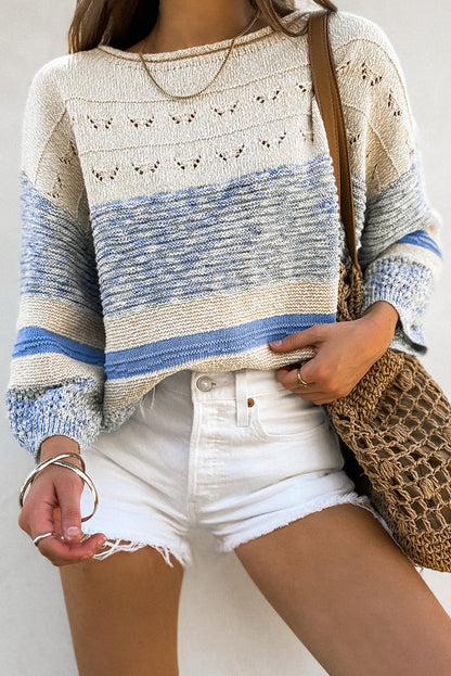 Hellblauer Pullover mit offenen Maschen und Puffärmeln