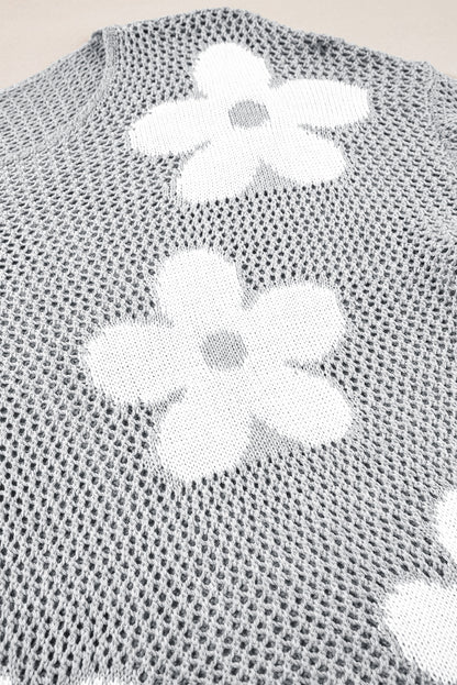 Hellgrauer Strickpullover mit großer Blume und überschnittener Schulter