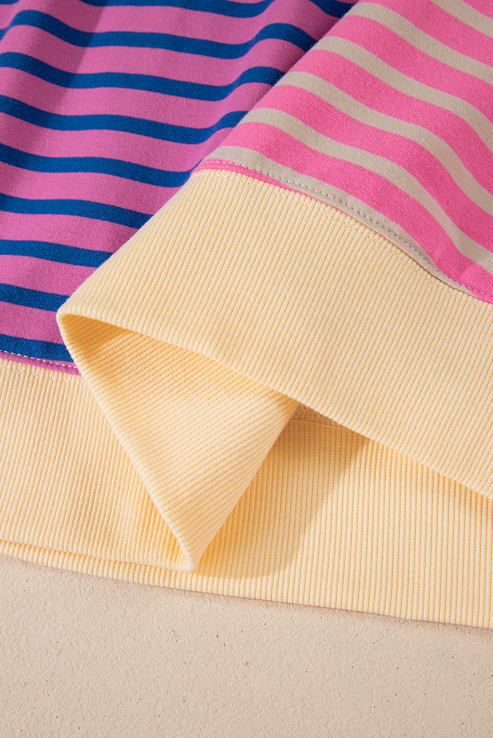 Rosa gestreiftes, lässiges, gestreiftes Colorblock-Sweatshirt mit überschnittener Schulter