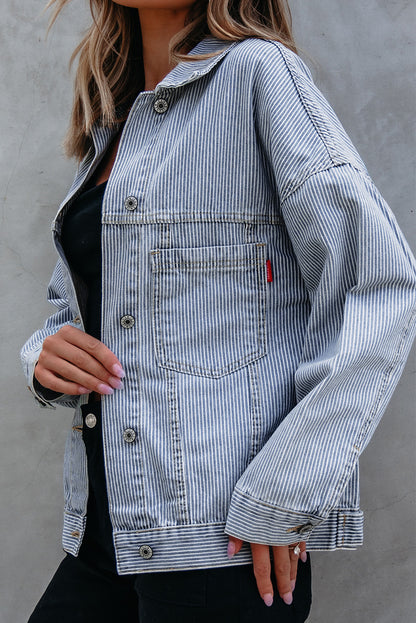 Himmelblaue, gestreifte, verwaschene Oversize-Jeansjacke mit Taschen