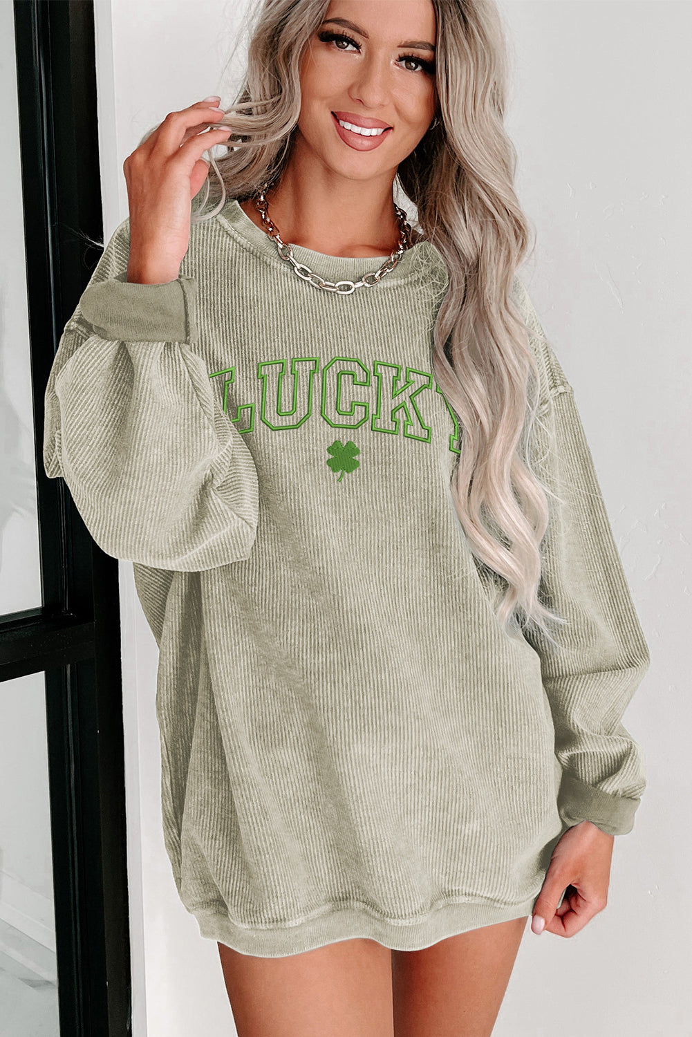 Grünes Sweatshirt mit Rundhalsausschnitt und Stickerei „LUCKY Clover“