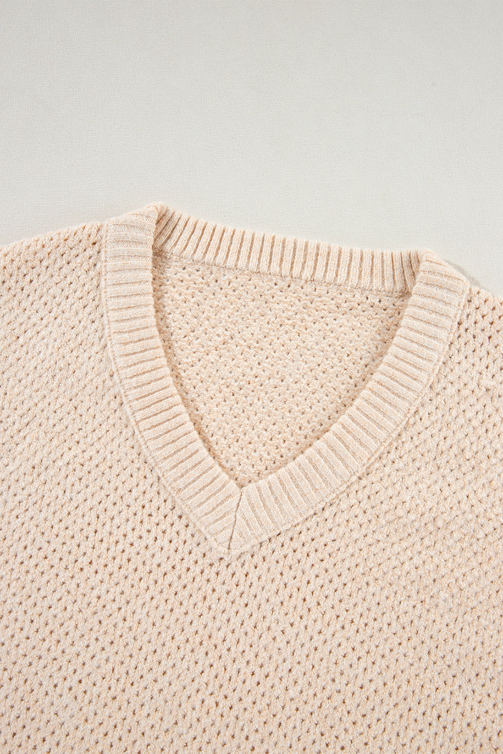 Parchment – Lockerer Pullover mit Ösen, V-Ausschnitt und überschnittenen Schultern
