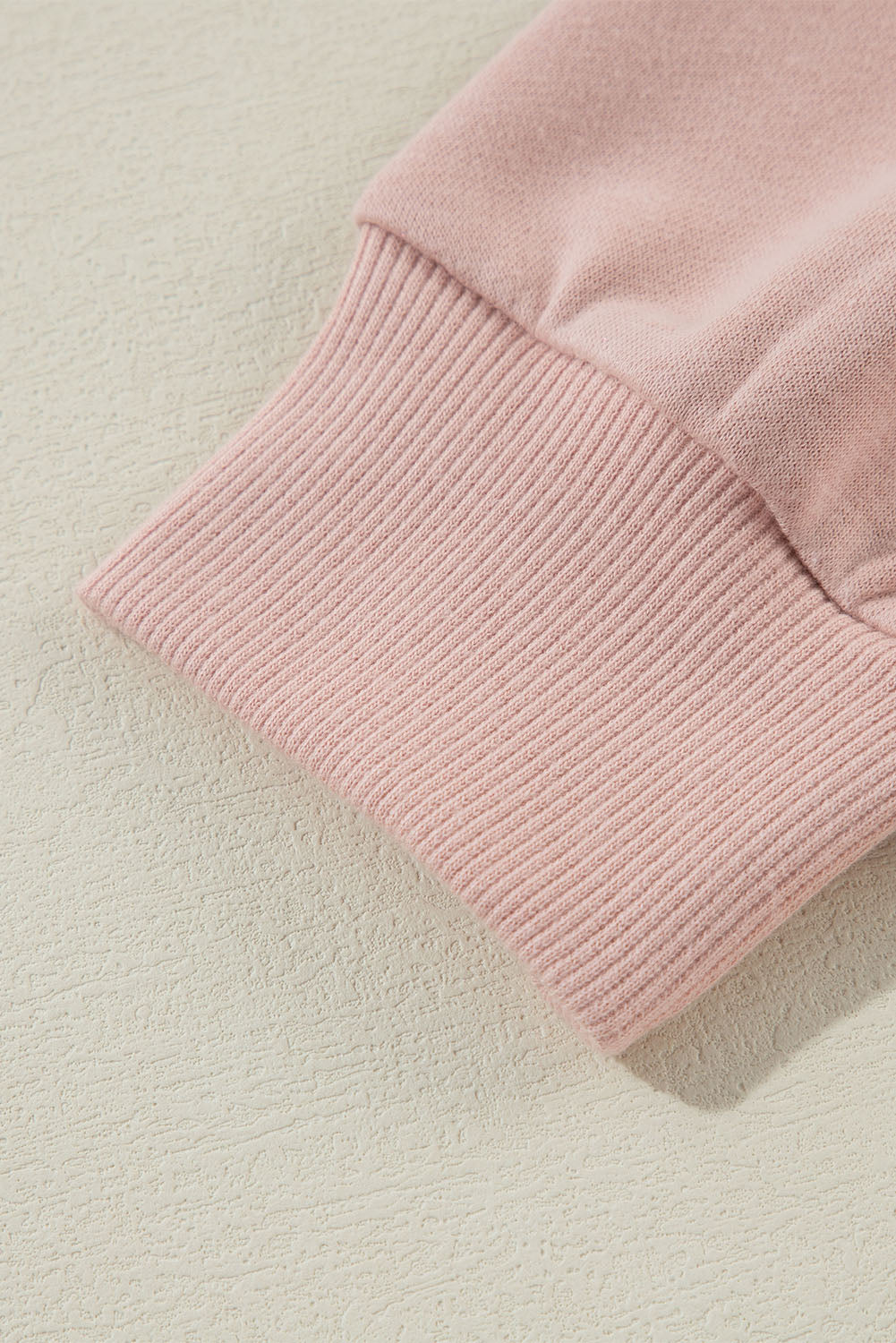 Fuchsiafarbener Kapuzenpullover mit Raglanärmeln und Nieten und Tasche