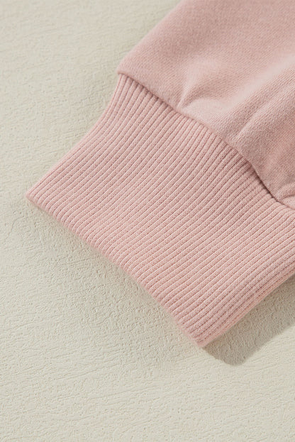 Fuchsiafarbener Kapuzenpullover mit Raglanärmeln und Nieten und Tasche