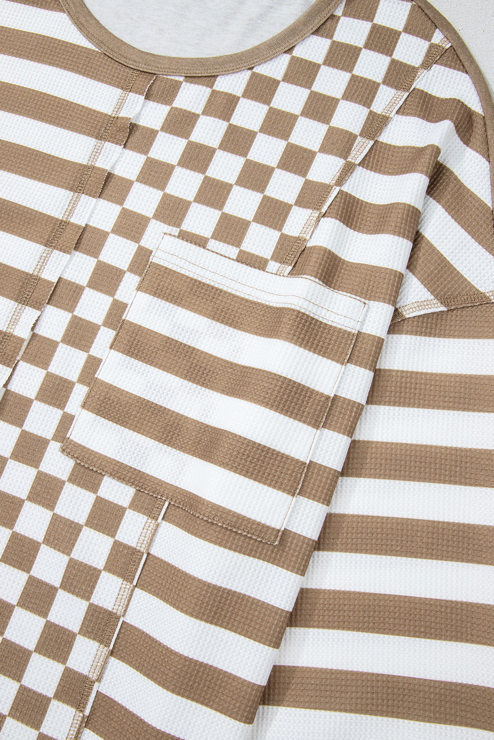 Khakifarbene Bluse mit Schachbrettmuster und Patchwork-Laternenärmeln und Taschen