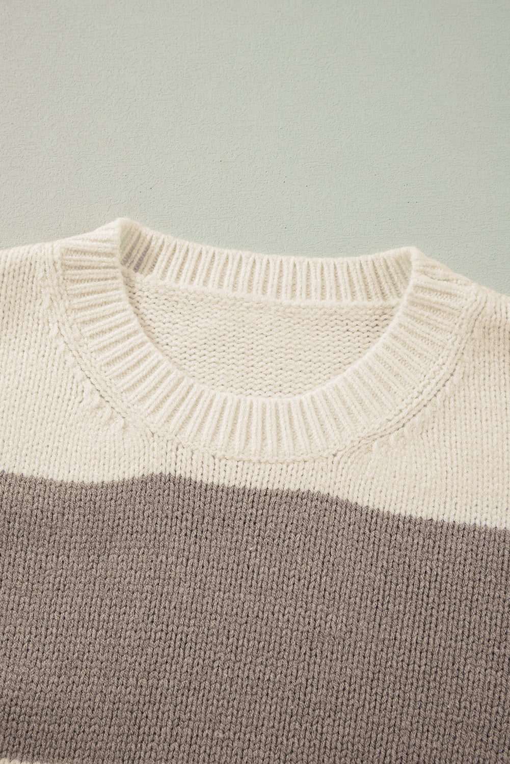Simply Taupe – Lockerer Pullover mit Farbblockdesign