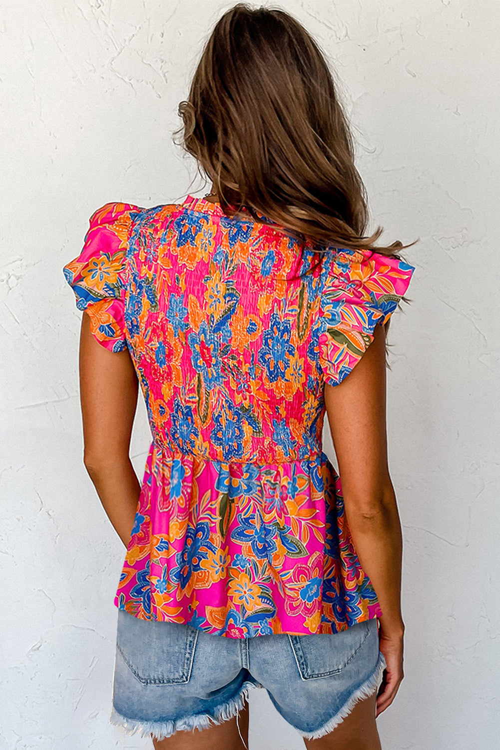Rosarote Bluse mit Blumenmuster, gesmokten Rüschenbesatz und Flatterärmeln