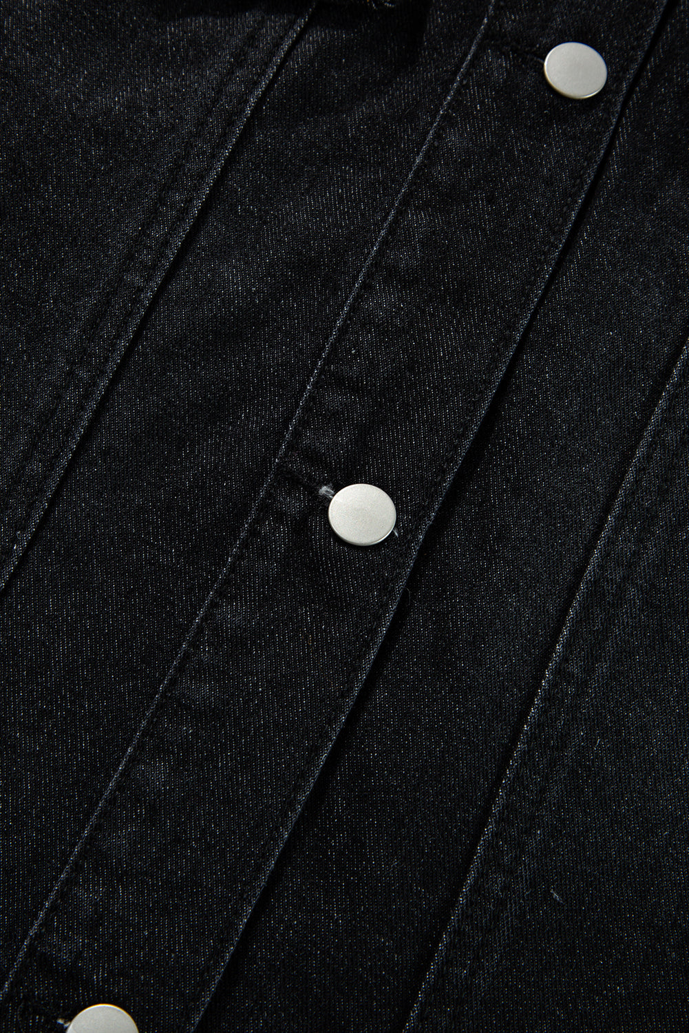 Schwarze, gerüschte, kurzärmlige Jeansjacke mit ungesäumten Kanten