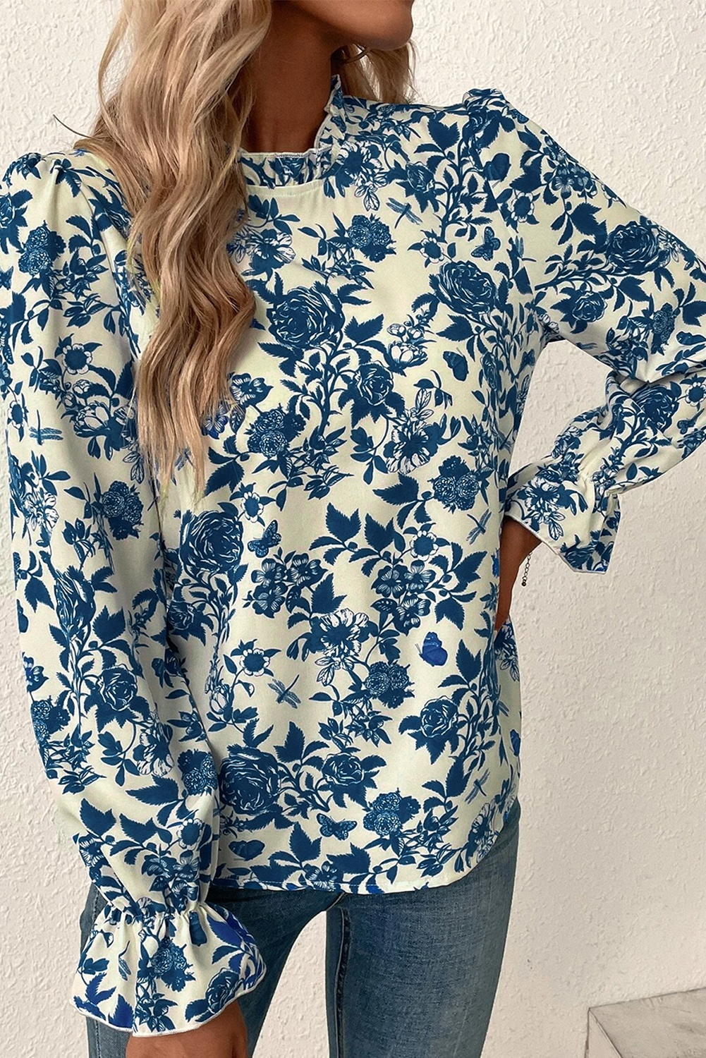 Himmelblaue Bluse mit Blumenmuster, Volantärmeln und Schlüsselloch hinten