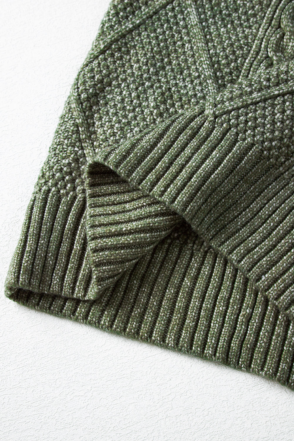 Locker sitzendes Pulloverkleid mit Zopfmuster und überschnittener Schulter in Nebelgrün