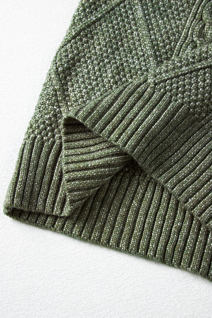 Locker sitzendes Pulloverkleid mit Zopfmuster und überschnittener Schulter in Nebelgrün
