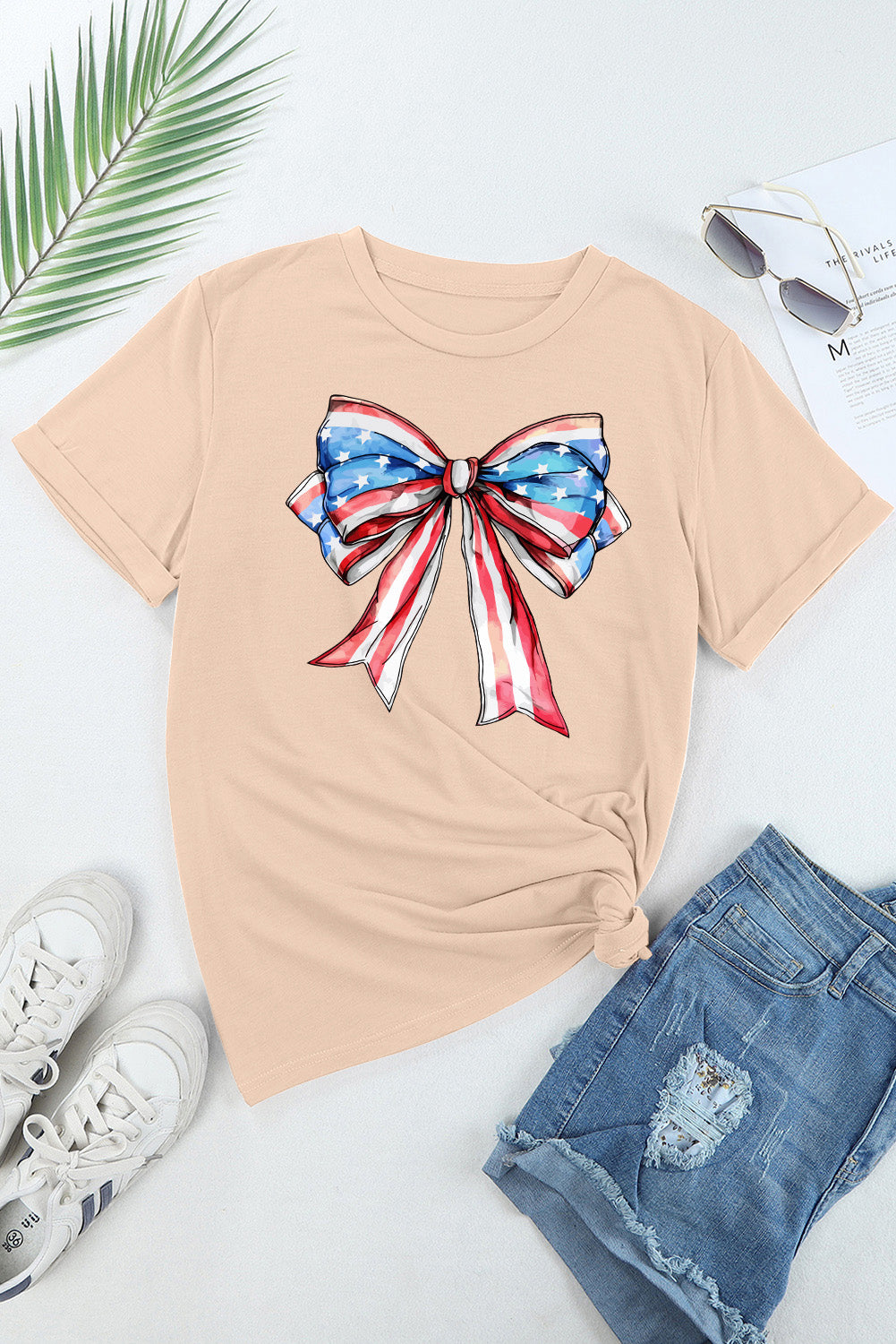 Khakifarbenes T-Shirt mit Rundhalsausschnitt und amerikanischer Flagge und Schleife