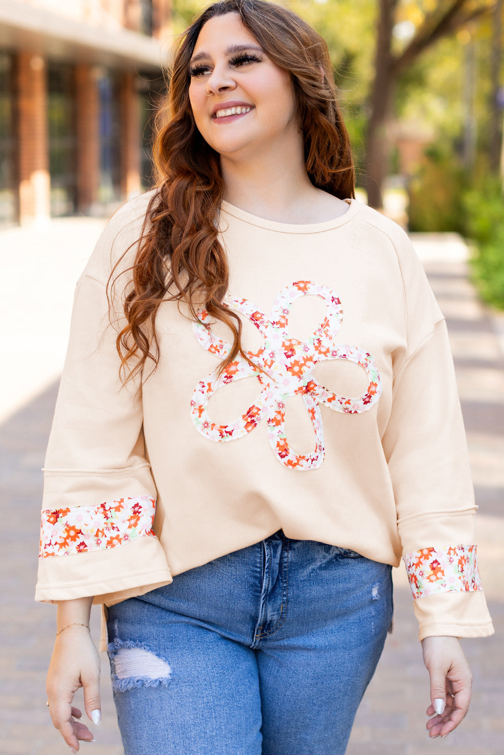Beiges Plus Size Top mit Rundhalsausschnitt und Blumenpatches